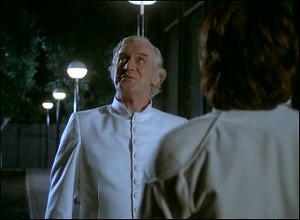 Mission russie pour Apollo. Ici, John 'discutant' avec son 'chef' pour avoir l'autorisation de transmettre une information importante  Apollo.