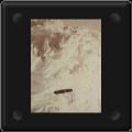 Objet en forme de cigare devant une formation nuageuse au-dessus du Mont Washington (New Hampshire - USA). Image extraite d'un trs vieux systme de vision en relief. Description originale : Mt. Washington WINTER 1870-1871. Dpose en 1871  la Bibliothque du Congrs de Washington, par Clogh & Kimball. On voit nettement la structure de cet objet qui rflchit la lumire du Soleil. D'autres observateurs ont conclu qu'il s'agirait d'un dbris vgtal, pris dans le feuillage d'un arbre au premier plan.