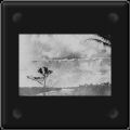 L'objet de Puerto Maldonado (Prou) photographi le 19 Juillet 1952 : 16 h 30 : Au bureau des douanes de Puerto Maldonado (Prou,  la frontire en jungle avec la Bolivie), l'attention de l'inspecteur des douanes Domingo Troncoso est attire par un objet trs trange en forme de cigare volant au-dessus de la rivire. Le gros appareil en forme de dirigeable vole horizontalement et assez bas dans le ciel, passant de droite  gauche depuis la position des observateurs. Il laisse une trane dense de fume paisse, vapeur ou substance dans son sillage. L'objet apparat comme une machine relle, structure, et physique et l'on peut voir son reflet dans la rivire Madre de Dios en-dessous de lui. La longueur de l'objet est estime  100 pieds de long.